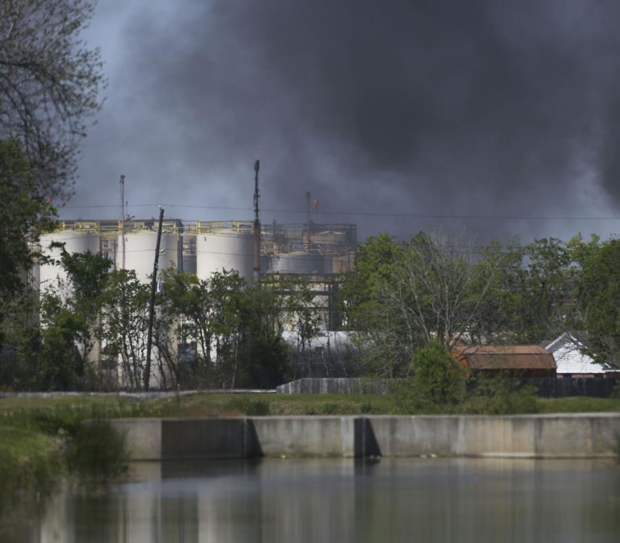 fabrica emanando humo