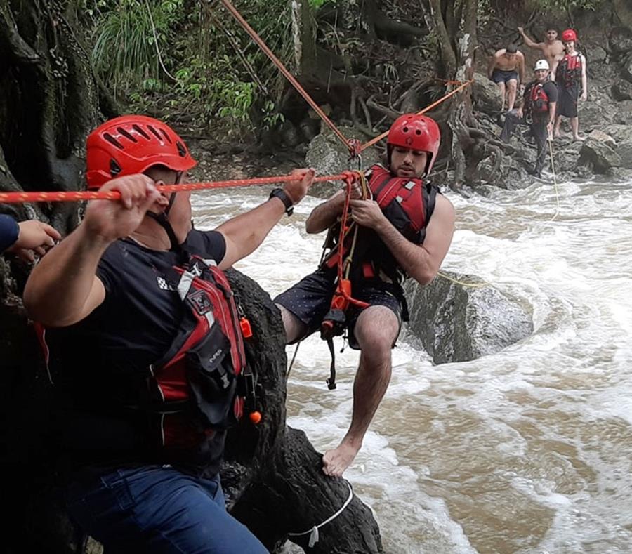Rescatan turistas atrapados rio Gozalandia San Sebastian Puerto Rico