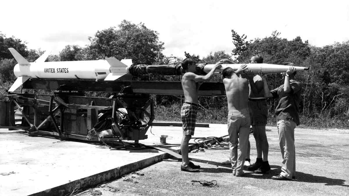 NASA cohete de investigacion Nike-Apache en el Campamento Tortuguero en Vega Baja