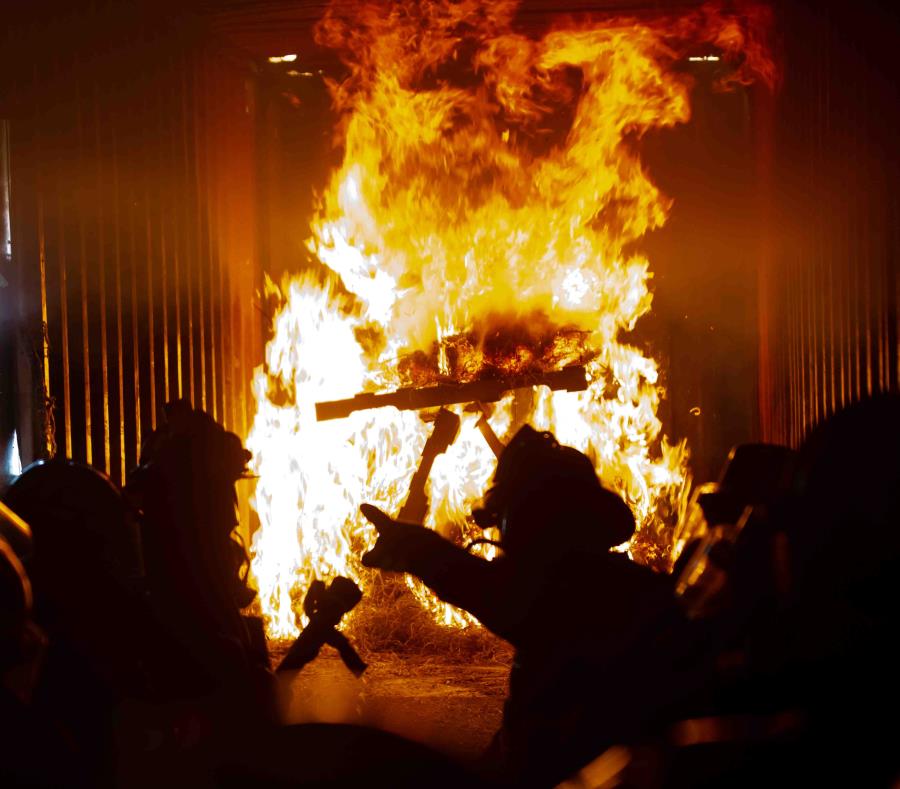 bomberos incendio en una fabrica de reciclaje