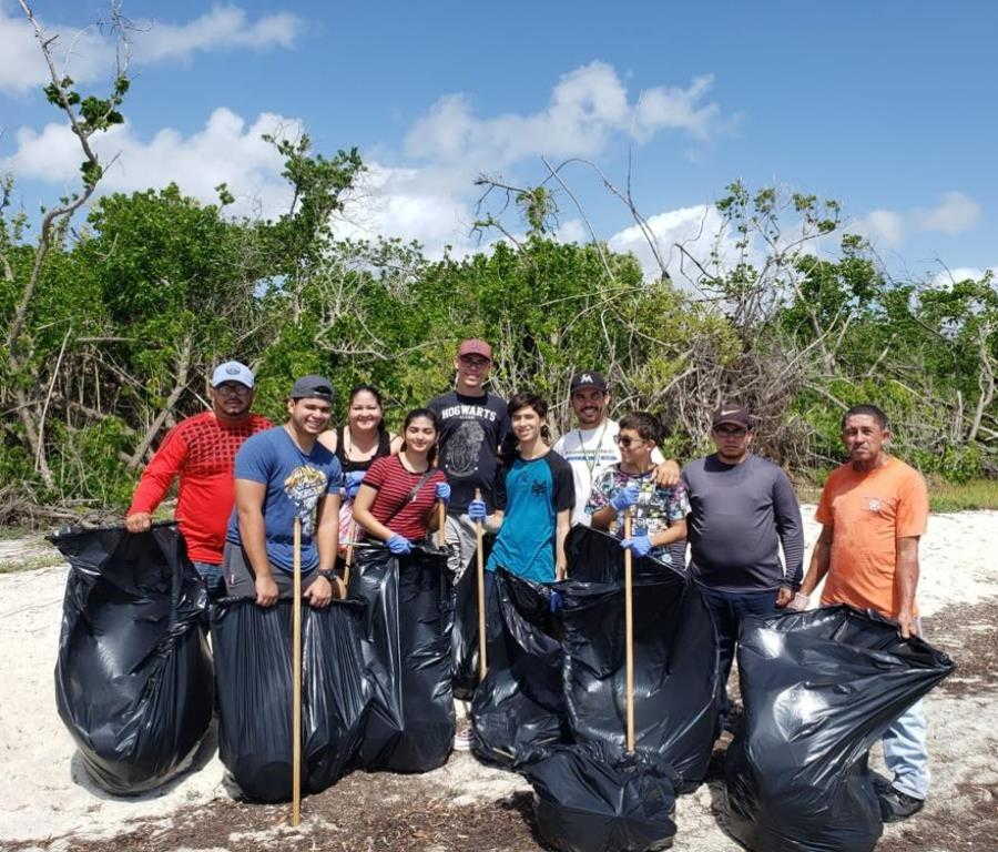 jovenes limpiando playas