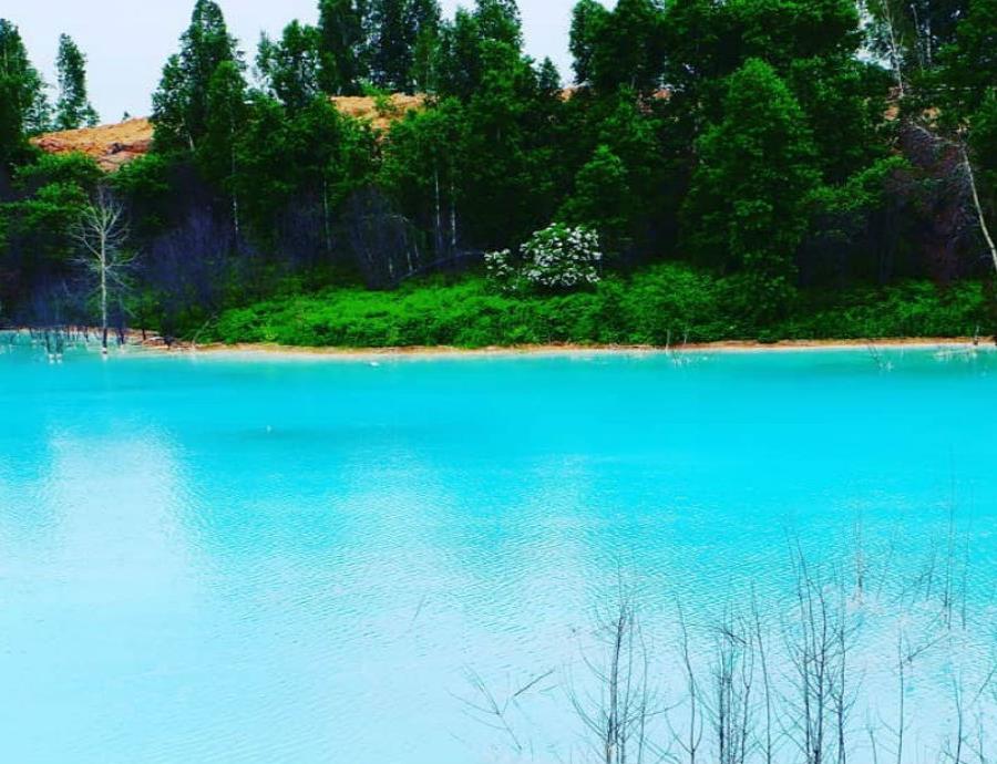 lago azul turquesa Rusia