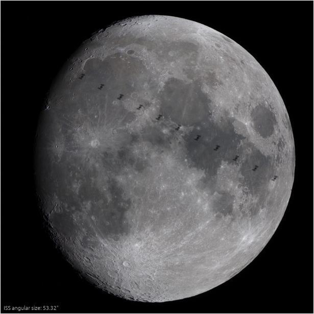 Espacial Internacional Frente A La Luna