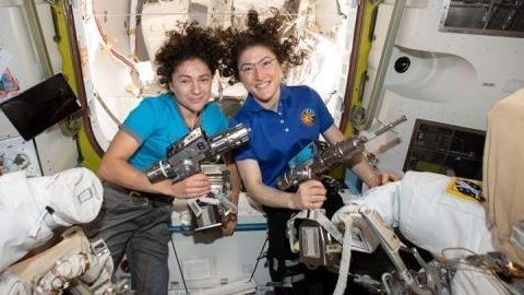 Primera Caminata Espacial Femenina Astronautas Jessica Meir Y Christina Koch