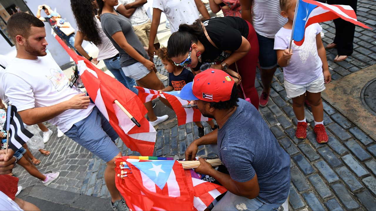 RECORRIDO CALLE FORTALEZA Banderas De Puerto Rico