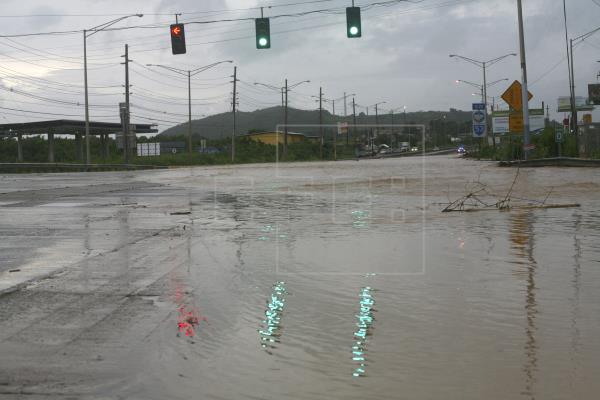 Vista De Una Carretera Inundada Tras El Paso De La Tormenta Emily Por Fajardo Puerto Rico