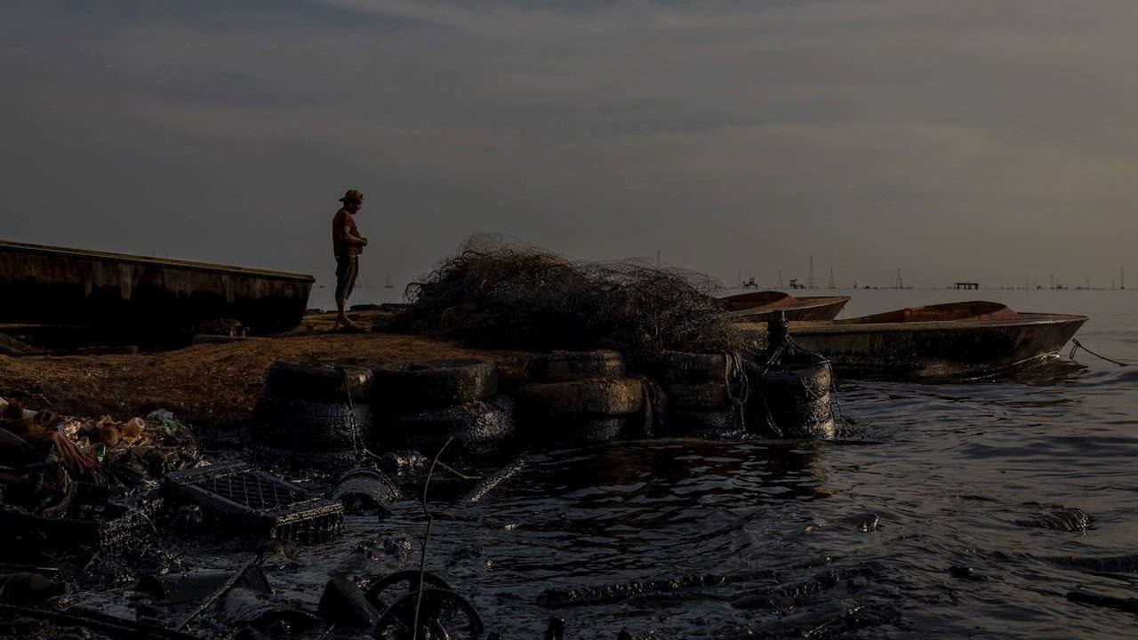 Habitante Pesca Aguas Contaminadas Petroleo Cabimas Zulia Venezuela