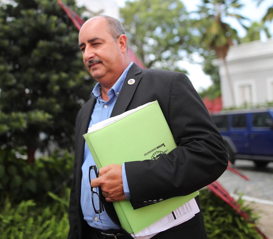 Secretario De Agricultura Carlos Flores