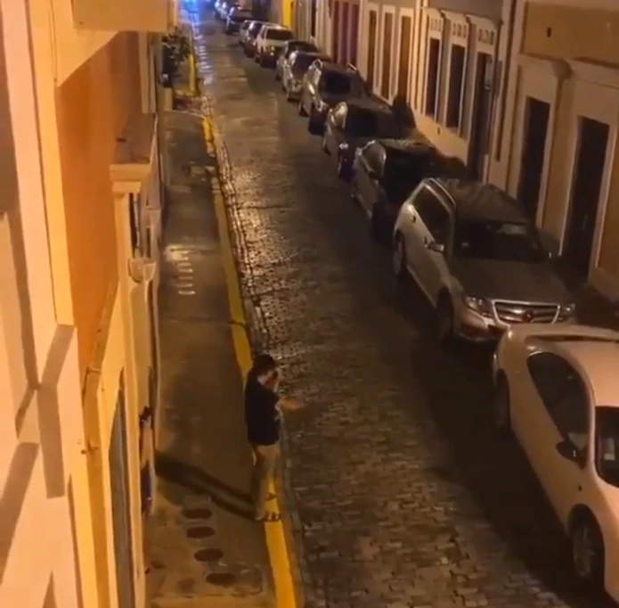 Musico Toca En Mi Viejo San Juan