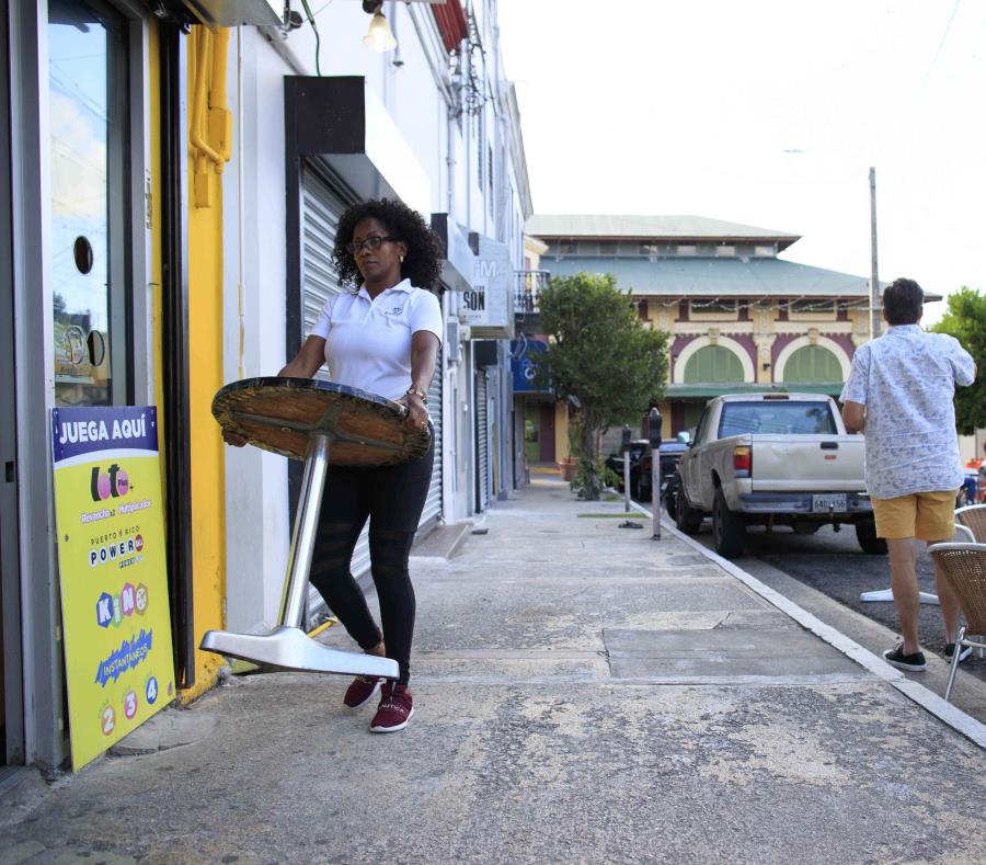 Empleada De Un Negocio En El Area De La Plaza De Santurce