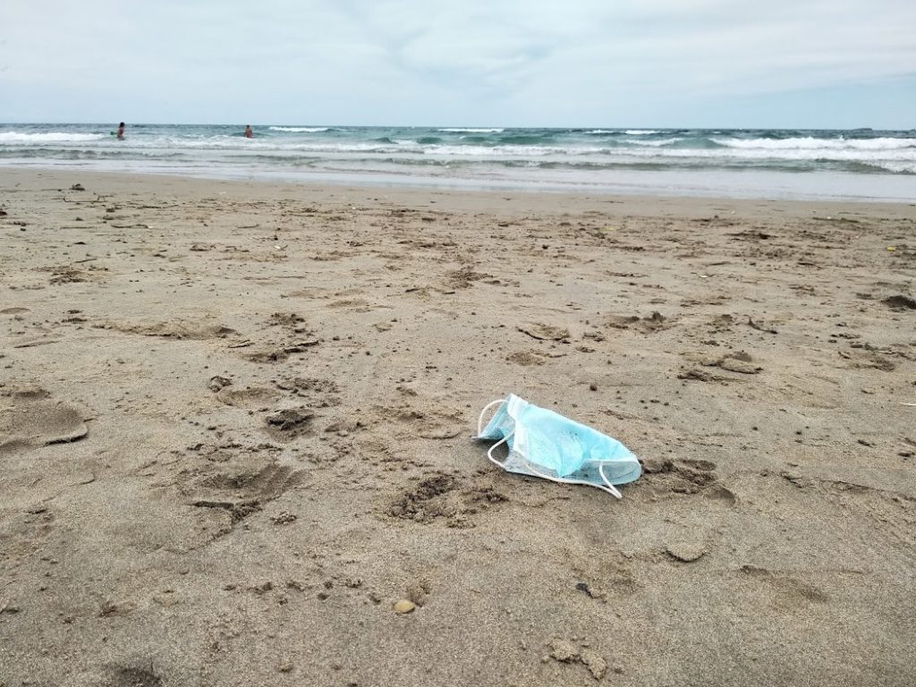 La mala eliminación de mascarillas puede crear un desastre medioambiental